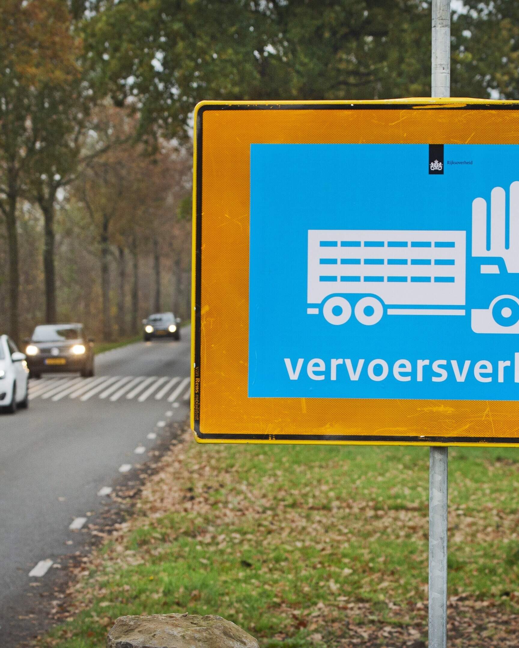 Een bord voor vervoersverbod in verband met de vogelgriep aan de Turfloane bij Harkema in 2020. 